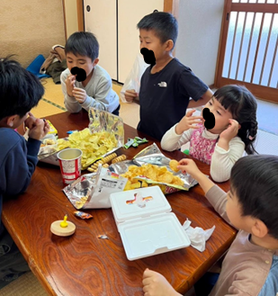 ポテトチップスパーティーをする子供達