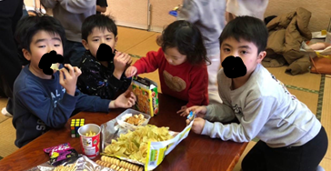 ポテトチップスパーティーをする子供達