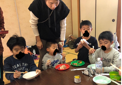 保護者とご飯を食べる子供達