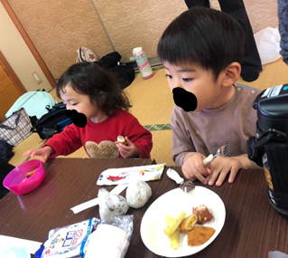 食べ物を見つめる幼児