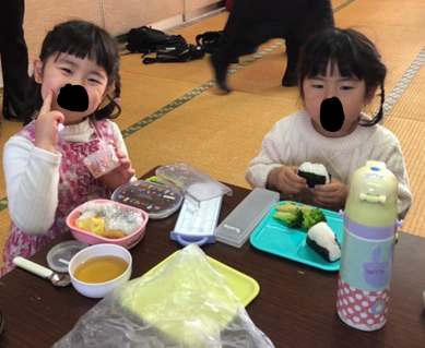 ピースサインをする子供、微笑む子供