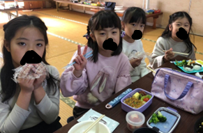 おにぎりを食べる子供、ピースサインをする子供、微笑む子供